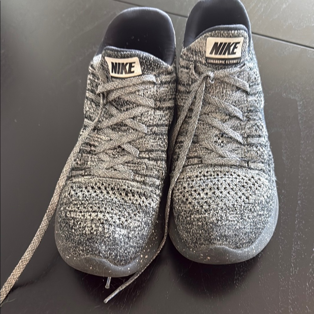 Nike size 10 lightweight Black Grey White Knit Sneakers